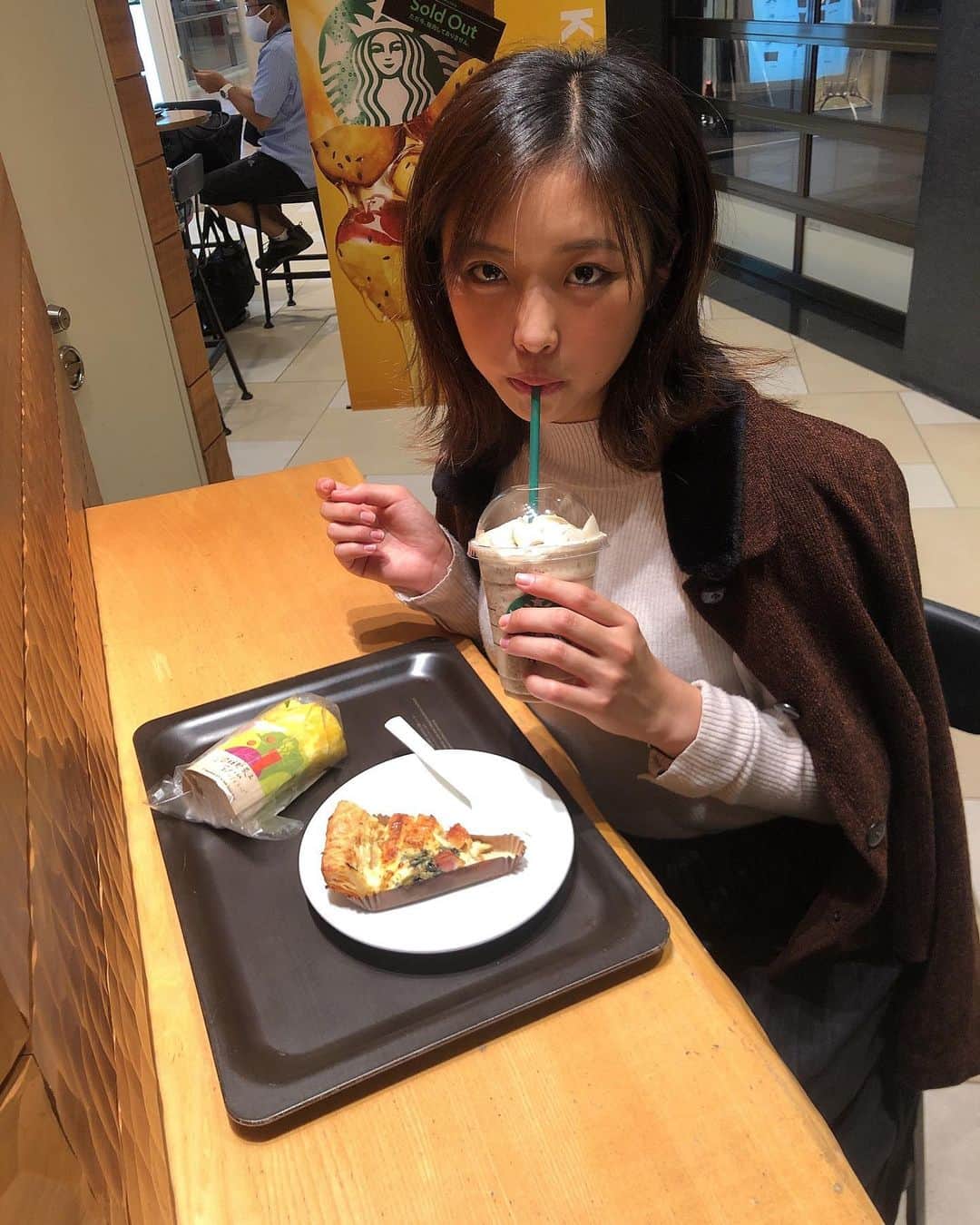石井美音奈のインスタグラム：「飛行機乗る前にスターバックス☕️  #スタバ #スターバックス #コーヒー #空港 #羽田空港 #キッシュ #コーヒーフラペチーノ」