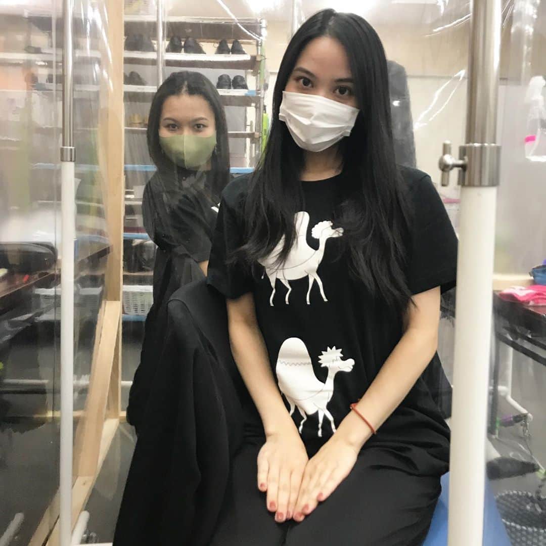 土井ケイトのインスタグラム：「感染対策張り巡らされた稽古場です。写真トモナとエリアンナ。もの凄いふたご感(おっきさ違うけど)稽古もずんずん熱く進んでおります。一瞬一瞬に感謝して。my favorite two.  #Nine #musical during the rehearsal.」
