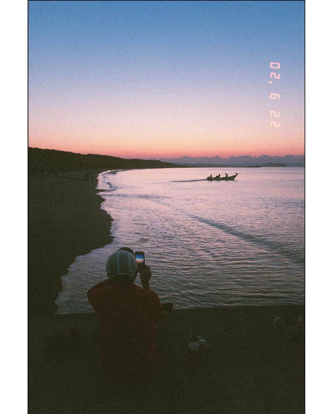daruma64のインスタグラム：「🌅  夜通し走って海で朝日を見るのが最近のブーム。この日は茅ヶ崎まで🏃 . .  #shotoniPhone#littlerivermag#fndit#espritmag#sunrise#artclassified#somewheremagazine#classicsmagazine#ifyouleave#slowdancemagazine#shootaesthetics#taintedmag#insomniamag#chigasaki#apricotmagazine#oftheafternoon#takemagazine#solarcollective#paradisaeart#indiependentmag#chigasaki#friendsinperson#goldmoony#worldviewmag#missnothingmag#knowthismind#dreamermagazine#photocinematica」