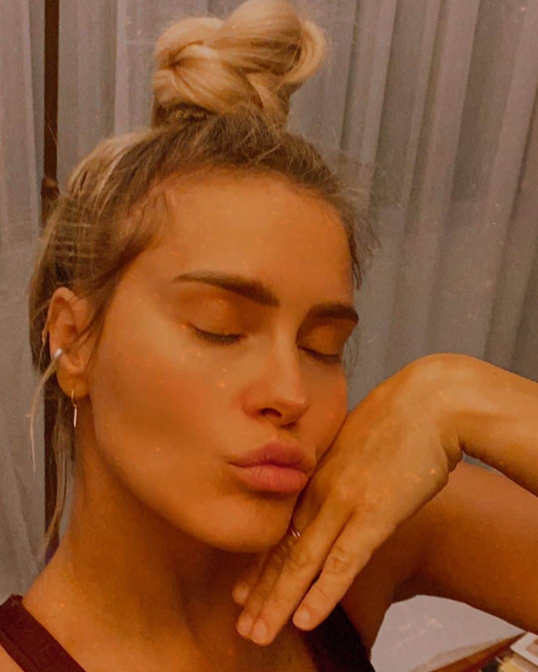 カロライナディークマンのインスタグラム：「bom dia, sexta... nem te conheço,  e já te amo. bora, gentxiiiiiii!!!!!」