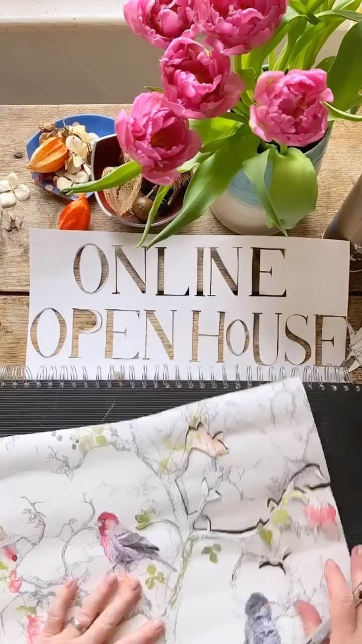 Tea and sittingのインスタグラム：「🌿I didn’t want to host my usual, real life, early Christmas artists open house this year due to Covid-19, so I’ll be spending a lot of the next couple of weeks organising the November #onlineopenhouse which means you’ll still be able to shop small, unique and handmade for Christmas! Each artist has also donated a piece of work so that the proceeds from those sales can be given to @blackmindsmatter.uk ( there will be a specific section in the shop for these pieces ) As I’m only allowed to tag 10 out of the 18 artists directly on this post, and as I don’t want to leave anyone out, you can find out who they all are below in the comments or over in my Stories today 🤩 #onlineopenhouse #shopsmallbusiness #shopindependentthischristmas @64sandgate」