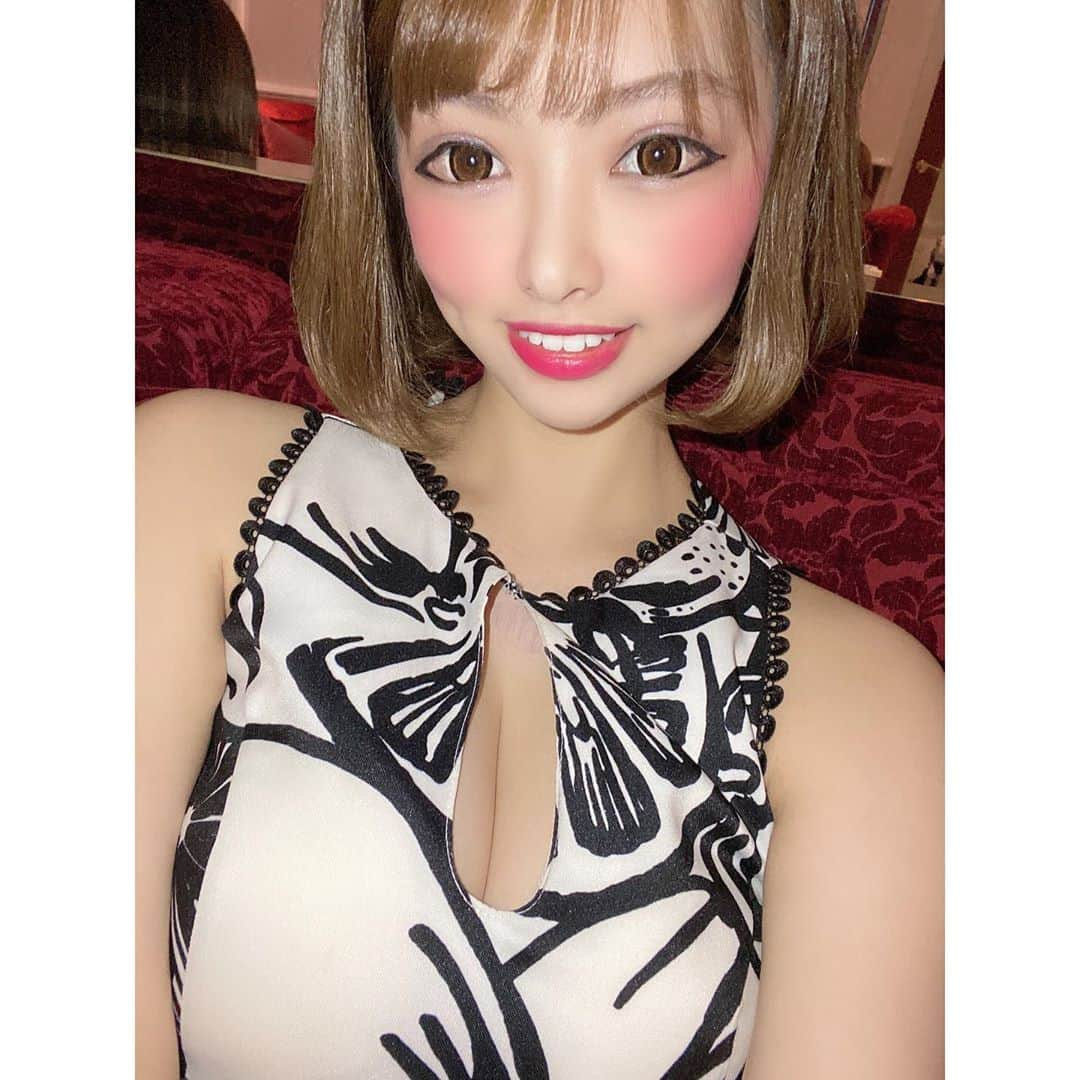 愛倉ななこさんのインスタグラム写真 - (愛倉ななこInstagram)「ななこです🥳❤️ .   最近はずっとストレートにしてます 楽ちん〜  最近油断するとすぐ 寝過ぎてしまいます…😴😴　.   返信遅れていてすいません いまから返していきます🙂　.   20じ出勤  #愛倉ななこ#ピーアンドジェー#P&J#バロセロナ#バロセロナグループ#barcelona#ニュークラブ#キャバクラ#歌舞伎町#錦#中洲#すすきの#キャバ嬢#おっぱい#可愛い#いいね返し#ダイエット#ヘアアレンジ#love#likes#followme」10月23日 20時06分 - pandj_nanaco