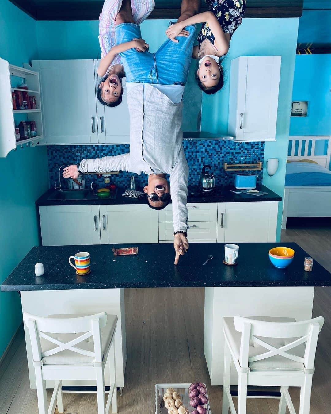 トニー・ジャーのインスタグラム：「Upside down 😂」