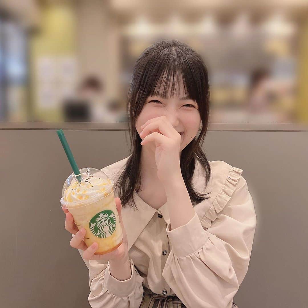 のインスタグラム：「ずっと飲みたかったスタバのフラペチーノ飲めてご機嫌でした︎︎☺︎﻿ ﻿ ﻿ ﻿ ﻿ ﻿ ﻿ #スターバックス #スタバ #秋ドリンク #大学芋フラペチーノ #フラペチーノ #カフェ #starbucks #café」