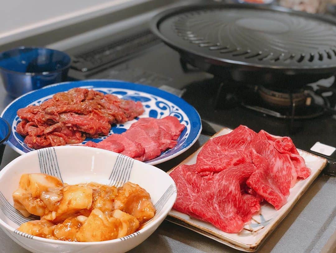 平田薫さんのインスタグラム写真 - (平田薫Instagram)「久々のキッチン焼肉🥓 今日の目玉は、すき焼き肉です。(2枚め) 薄くて大判のすき焼き肉をさっと焼いて、タレと溶き卵で。美味しかったよ〜🥺 あと、ニンニクとジャンに漬け込んだホルモンも甘ーくてプリプリで美味しかった👍  #かおる食堂#キッチン焼肉 #焼肉#すき焼き肉#🥚 #ジャンのタレ#ジャン #🐮🐮🐮🐮🐮🐮🐮」10月23日 20時11分 - hiratakaoru1215