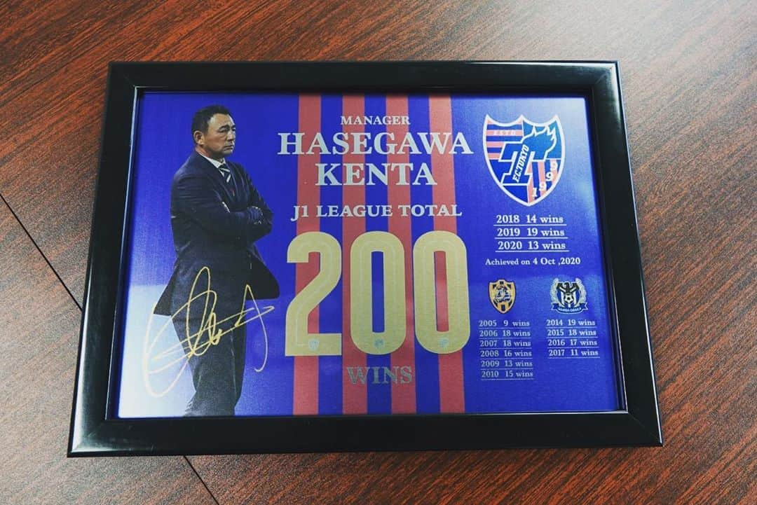 FC東京オフィシャルグッズさんのインスタグラム写真 - (FC東京オフィシャルグッズInstagram)「🔵🔴 本日、J1通算200勝達成をお祝いして、クラブから #長谷川健太 監督に、記念メタルグラフィを贈呈いたしました!!👏👏😆🔵🔴 . 長谷川監督には後日、別途クリスタル製の記念品も贈呈予定です☺️🙏 . 長谷川監督、改めておめでとうございます!!👏👏👏😆 @fctokyoofficial  #KENTATOKYO  #FC東京 #fctokyo #tokyo」10月23日 20時13分 - fctokyoofficial