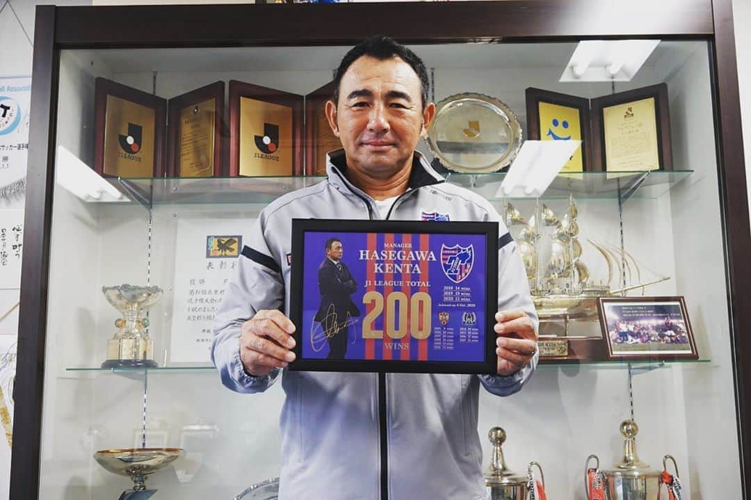 FC東京オフィシャルグッズさんのインスタグラム写真 - (FC東京オフィシャルグッズInstagram)「🔵🔴 本日、J1通算200勝達成をお祝いして、クラブから #長谷川健太 監督に、記念メタルグラフィを贈呈いたしました!!👏👏😆🔵🔴 . 長谷川監督には後日、別途クリスタル製の記念品も贈呈予定です☺️🙏 . 長谷川監督、改めておめでとうございます!!👏👏👏😆 @fctokyoofficial  #KENTATOKYO  #FC東京 #fctokyo #tokyo」10月23日 20時13分 - fctokyoofficial