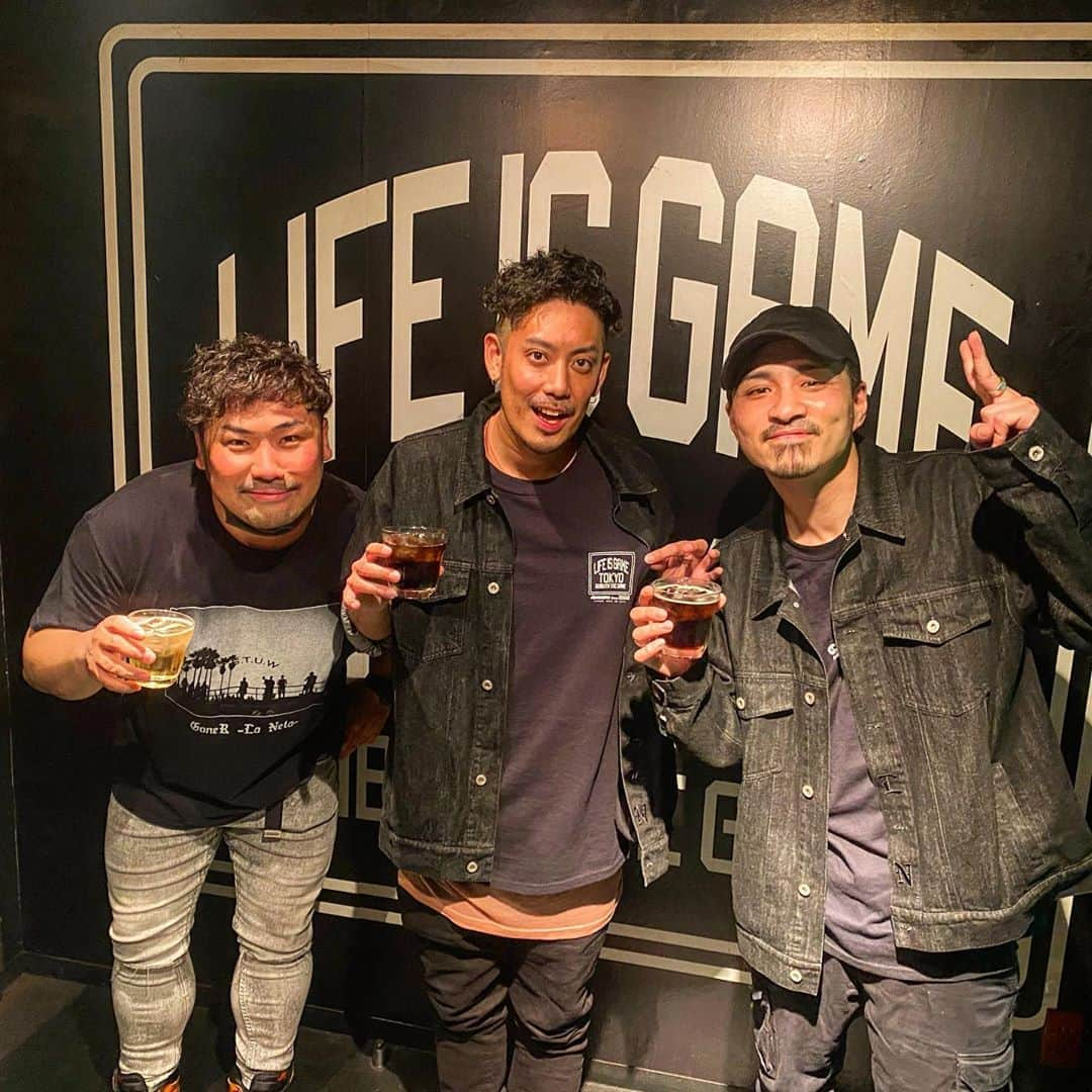 SHiNNOSUKEさんのインスタグラム写真 - (SHiNNOSUKEInstagram)「配信LIVE見てくれた皆どうもありがとう！！  そして、差入れ、投げ銭本当にありがとうございます！ 早速乾杯させてもらったよー！  PULSE,KOKI,KNOCKを飲みながら楽しませてもらいます！  離れてはいるけどカンパーイ！！！  #rookiezispunkd #stuw #izanaginomikoto #thegame #clubdrop #pulsefactory #kokitanaka #knockoutmonkey」10月23日 20時15分 - shinnosuke_rookiez