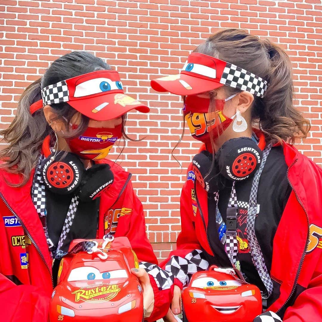 Kanaのインスタグラム：「ㅤ ㅤ 一緒にポニテしたのっ🚗🏁⚡️🏆❤️ ㅤ 去年と比べて 2人とも髪伸びたな〜🥰❣️ ㅤ ㅤ ㅤ ㅤ ㅤ ㅤ ㅤ #saki__kana ㅤ #kana_disney ㅤ ㅤㅤ #東京ディズニーリゾート #東京ディズニーランド #ディズニーランド #カーズ #マックィーン #マックィーンコーデ #ディズニーコーデ #ピクサー #tokyodisneyresort #tdr #tokyodisneyland #tdl #cars #lightningmcqueen #mcqueen #pixar #disneyland」
