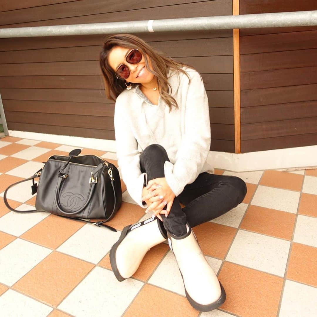 ETSUKOのインスタグラム：「雨の日じゃなくても履いてるuggさん🤎🤎🤎 いつも雨の日の靴に悩んでたけど 迷わずコレ履いてる❣️ 暖かいし雨の日が少し好きになるブーツ💓💓💓 エコレザーのCHANELさん濡れても 余裕🖤🖤🖤  コーデ メキシカンパーカー #rhc denim #agjeans レインブーツ　#ugg bag #chanel」