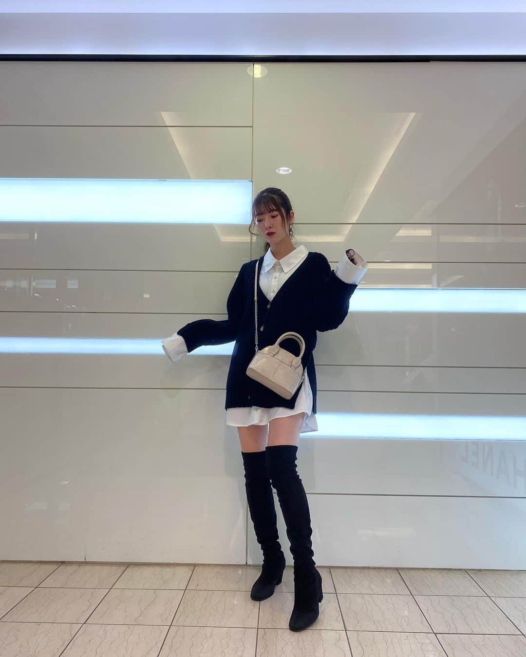 日下部美愛のインスタグラム：「相変わらず白黒  #photo #japan #model #me #hair #fashion #fashionblogger #makeup #selfie #followme #instagood #camera #instadaily #dailylook #한국 #맞팔 #사진 #데일리 #데일리룩 #인스타사진 #인스타그램 #일본인 #패션」