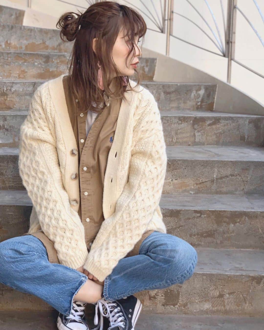 松田 美奈子のインスタグラム：「寒くなってきましたね🤧 あったかニットを引っ張りだして着はじめました🧶 . vintage アイテムでのコーデ🧚🏻 Reduse：無駄に服を沢山作らず﻿ Reuse：価値ある服は再利用する﻿ . 明日10/24 sat.〜 vintage アイテムが路面店先行で発売スタートします✨ 路面店に沢山並ぶのでぜひ遊びに来てください🧚🏻 @merci__jp」