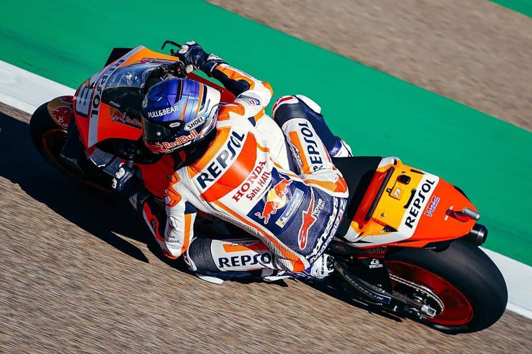 レプソル・ホンダのインスタグラム：「Start as you mean to go on. 🅿️1️⃣ 🅿️4️⃣ ⠀⠀⠀⠀⠀⠀⠀⠀⠀ #AlcanizGP #TeruelGP #MotoGP #AM73 #AlexMarquez #SB6 #StefanBradl #Repsol #Honda #RepsolHonda #HRC #RC213V #ThePowerOfDreams #Racing #Motorcycle #Team #OneHeart」