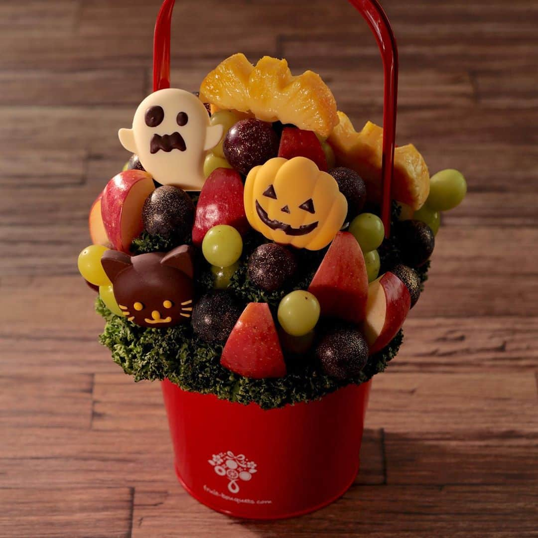 Fruit-bouquets.comのインスタグラム：「【特別価格のハロウィン限定商品】 Happy Halloween!(ハッピーハロウィン!) . オバケやカボチャ、ネコのチョコレートが 可愛らしいハロウィン限定フルーツブーケ🎃 . ¥7,300〜と通常よりお得‼️ ハロウィン期間は予約が埋まる場合もございますので お早めにご予約ください💐 . 魅力はフランス産高級チョコレートだけでなく、 巨峰やシャインマスカット、リンゴといった 秋が旬のフルーツもたくさん🍁 . ハロウィンパーティーなどの イベントを盛り上げるギフトにピッタリ❗️ ご自宅など指定の場所へお届けいたします💐 . #フルーツブーケ #プレジール #フルーツ #花束  #西千葉 #フルーツケーキ #果物 #ハロウィン🎃  #サプライズケーキ #ハロウィン #贈り物  #パーティー #フルーツギフト #果物大好き  #サプライズプレゼント #ハロウィンパーティー  #インスタ映え #インスタ映えスイーツ  #スイーツ #ギフト #おうち時間 #巨峰  #シャインマスカット #サプライズ #プレゼント  #フォトジェニック #ホームパーティー #フルーツ大好き  #ハロウィンスイーツ」