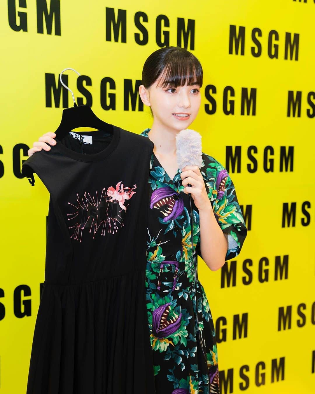 黑嘉嘉（ヘイ・ジャアジャア）さんのインスタグラム写真 - (黑嘉嘉（ヘイ・ジャアジャア）Instagram)「MSGM 秋冬新品鑑賞會❤️ Thank you for having me @bluebelltw 我身上這件衣服的食人花感覺好適合萬聖節哦😈👻🎃  👗 : @msgm 👠 : @jimmychoo  📷 : @isellali.photo   #bluebelltw」10月23日 20時24分 - jiajia94526