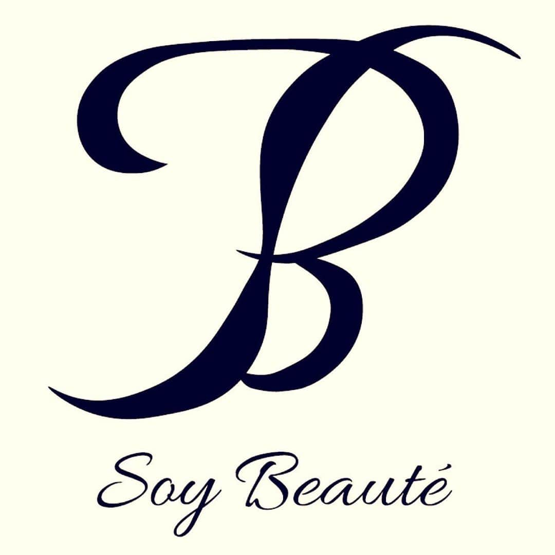 池端忍のインスタグラム：「⚫︎⚪︎ご報告⚪︎⚫︎  ソイプロテイン【Soy Beaute'】をプロデュース・販売させていただきます。  プロテインと言うと筋肉質の男性がトレーニング後に飲むもの… というイメージが先行するかもしれませんが、プロテインとは三大栄養素であるたんぱく質の事です。  たんぱく質の働きは筋肉・内臓・血液・肌・髪など体を作る材料でありエネルギー源にもなります。  しかしながら忙しい現代人の多くがたんぱく質不足と言われ、その摂取量は戦後間も無くと同水準だそう。  私自身、無理なダイエットや間違った知識により体調や体型に悪い変化を齎せてしまった事がありますが、ソイプロテインを意識的に摂るようになってから安定するようになりました。  健康と美容の為の新習慣として継続摂取していただきたいので成分や美味しさにもこだわりました。  味は抹茶とカフェモカの2種類。 アンチエイジング・美肌・デトックス効果を期待し、抹茶味にはモリンガやスピルリナを、カフェモカ味にはMCTパウダーや竹炭パウダーを配合。  大豆たんぱく・スーパーフード・ビタミン・コラーゲン入りの美容プロテインSoy Beaute' お見知り置きいただけますと幸いです。  HP・ECサイトは準備中です。  11月中旬より富山県内のヘアサロン・ネイルサロン・エステサロン・雑貨店で先行して販売させていただきます。  宜しければSNSアカウントフォローお願い致します。  〔Instagram〕 @soy.beaute  https://instagram.com/soy.beaute?igshid=111crtnju6lzr  〔Facebook〕 https://m.facebook.com/chainon.soybeaute  #soy#ソイ#大豆 #protein#プロテイン #soyprotein #ソイプロテイン #soybeaute #ソイボーテ #helth #健康 #beauty #美容 #superfood #スーパーフード #vitamin #ビタミン #collagen #コラーゲン」