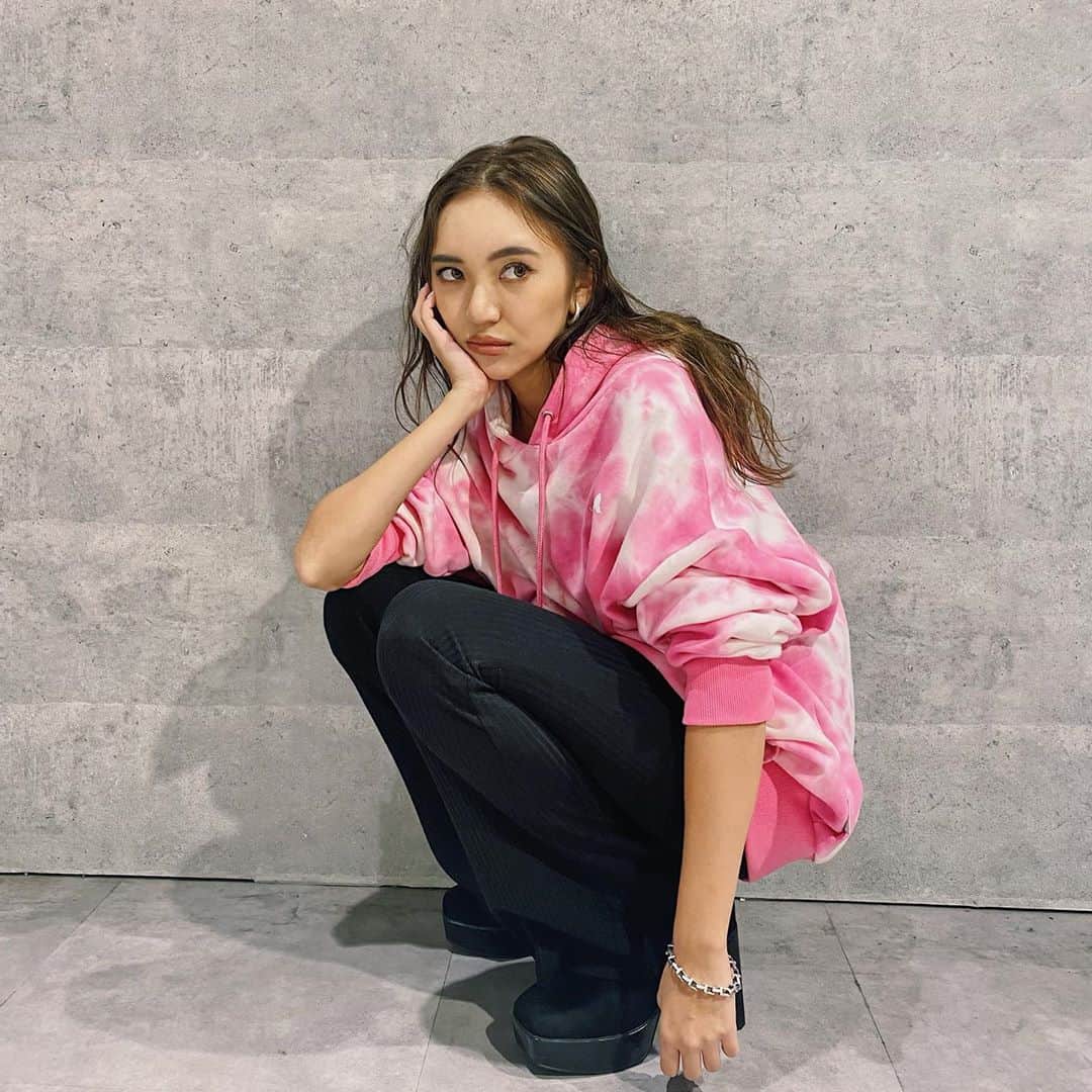 佐々木彩乃のインスタグラム：「本日でEVRIS7周年となりました！ いつも応援してくれて愛用してくれてるお客様に、 7年前何もわからない私に指導し成長させてくれた会社に、 いつも一緒に頑張ってくれてる本部スタッフに、 中々会えないけど店舗で頑張ってくれている店舗スタッフの皆に、 日々感謝しています。 ありがとうございます🙇‍♀️🙏 今でも鮮明に覚えている7年前の今日。 良い時も悪い時も色々あったけどこうして7年目を迎えられた事に感謝し8年目も前進していきます❤️ 今年で3度目となる @annastagram.official ちゃんとのコラボアイテム。今年も即完売となりました🙏🙇‍♀️ 明日12時〜ZOZOTOWNに入荷しますので、お買い求めできなかった方は是非チェックしてみて下さい！ #EVRIS」