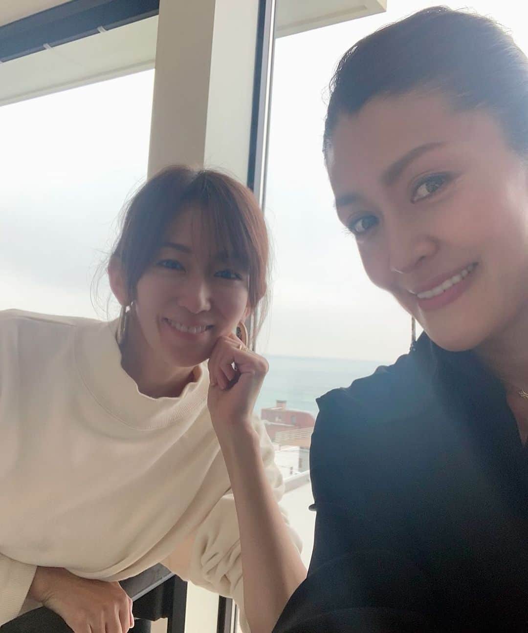 大河内奈々子のインスタグラム：「・  仲良しの　よしこちゃんと。 @yoyosi1122   いつでもなんでも話せるお友達。 お肌のトラブルと無縁だった私。 だからこそ　エステシャンのよしこちゃんからこれからのスキンケアについていつも教えてもらっています😆 ますますお肌が元気です✌️  スキンケアは優しく柔らかく。 最近は自分のお肌を労る事を大事にしています  そろそろよしこちゃんのサロンでお手入れしたい頃✨ #いつもありがとう #お肌が元気 #自慢のお肌になりますように　#スキンケア #私の髪がボサボサなのは気にしないでね」