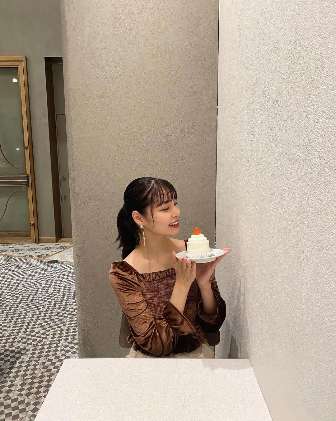 久保乃々花さんのインスタグラム写真 - (久保乃々花Instagram)「Happy！  ずっと食べたかったケーキ食べれて 幸せです。笑  そして皆思ったより ロング好評で嬉しいぜ！！ エクステありがとうございます👼🏻 (@pullexte_official @fine.ma2 )  今日の#ノノコーデ  は  tops... @wc__official   pierce... @liquem.tokyo   大人可愛いからお気に入りです🤍  #pariya #横浜カフェ #wego #wc #プチプラコーデ #ootd #大人カジュアル #ポニテ#表参道カフェ」10月23日 20時28分 - kubononoka__gram