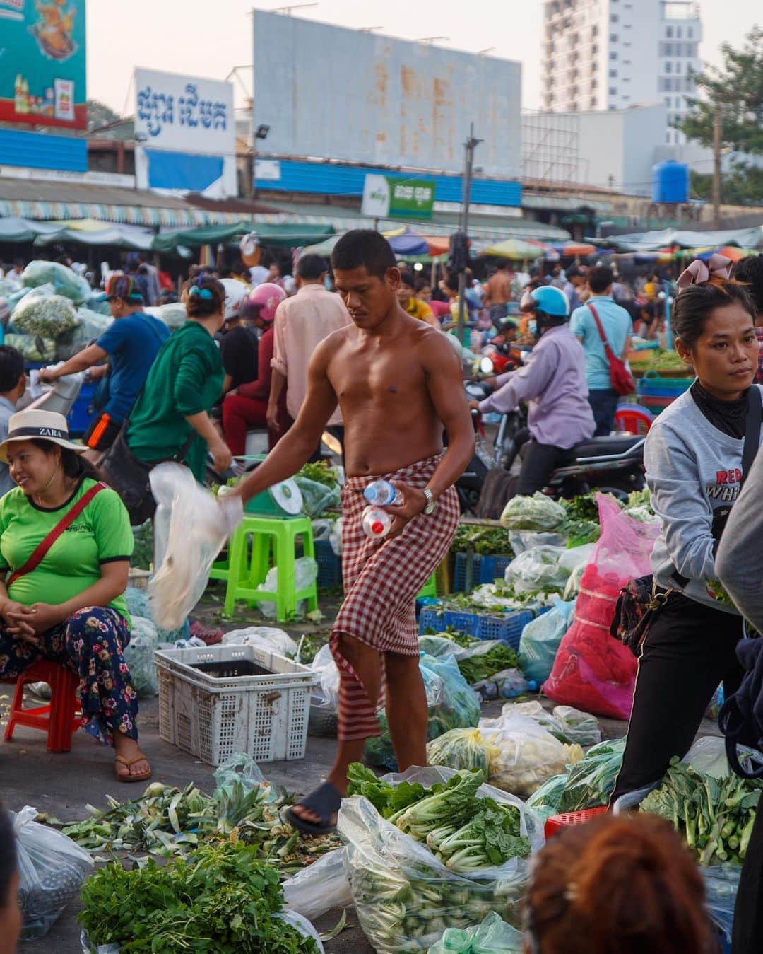 Shunsuke Miyatakeのインスタグラム：「An open-air market full of greens and people」
