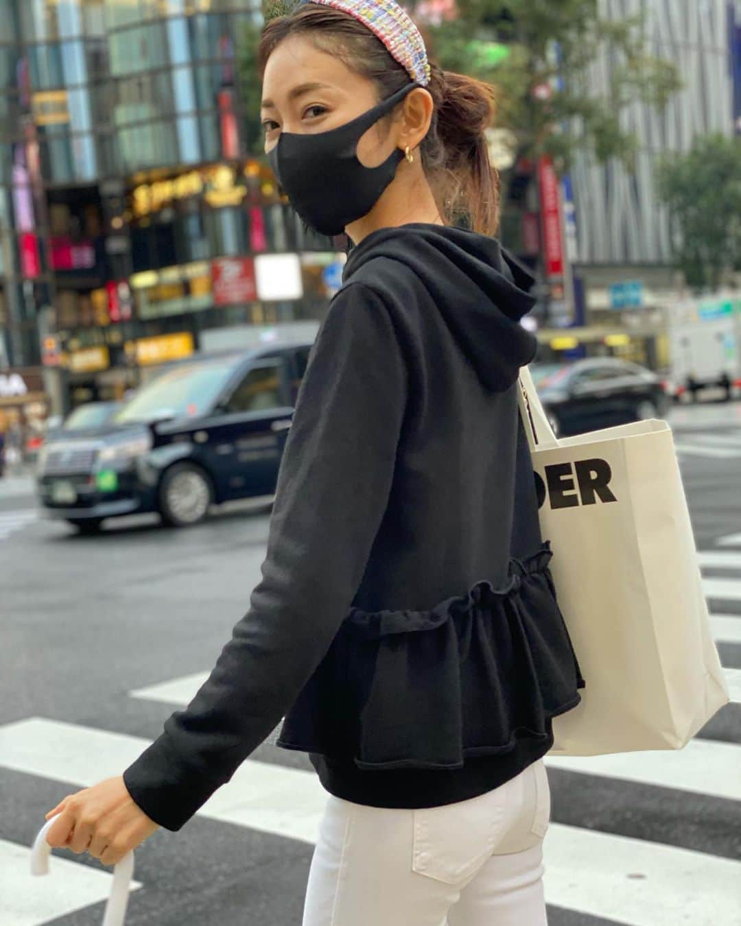 木本泉さんのインスタグラム写真 - (木本泉Instagram)「-﻿ 久々の銀座﻿ ﻿ 雨が止んで良かった☔️﻿ ﻿ new mask😷﻿ ﻿ @takumiba.design_factory のマスクは長い間付けていても苦しくないし、楽ちん。﻿ 夏用を購入して気に入って、ノーマルバージョンを冬用に購入。﻿ ﻿ 3色買ったけど、このチャコールがなかなか良い⭕️﻿ ﻿ #銀座#マスク#takumiba」10月23日 20時29分 - izumikimoto