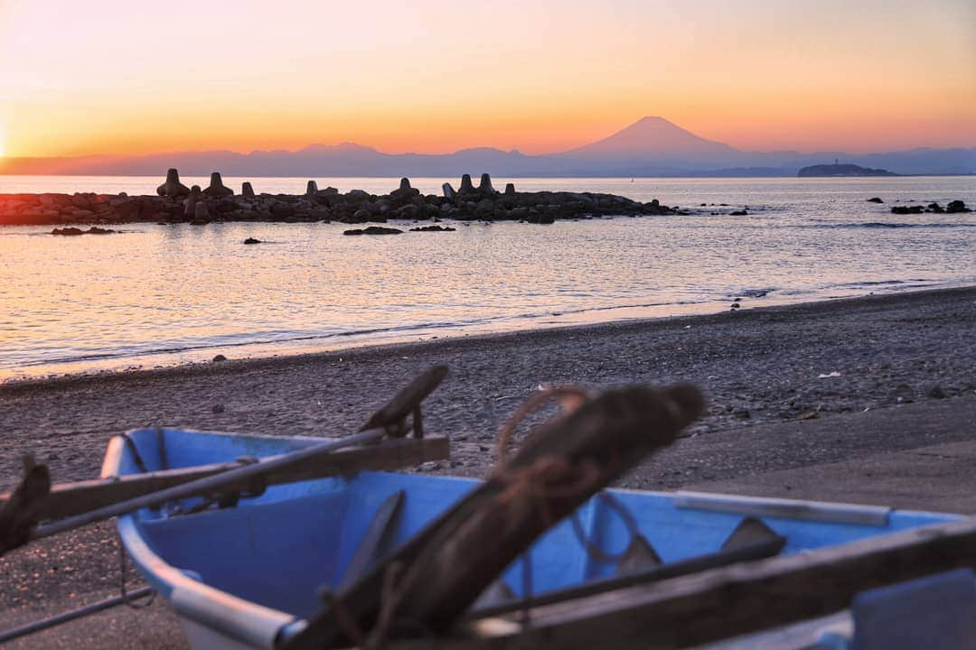 葉山町さんのインスタグラム写真 - (葉山町Instagram)「- この景色、きゅんです  #葉山歩き  #葉山 #hayama #森戸海岸 のちょっと北側 #夕日 #海 #MoritoBeach #sunset #japantrip #静か で #お気に入りの場所 #ぼーっと #ボート と #富士山 #江の島 #夕焼け がきれいな季節になってきた #お散歩 しながら色んなこと考えよー #きゅんです って初めて使ったよ #今日もおつかれさまでした #素敵な週末をお過ごしください」10月23日 20時30分 - hayama_official