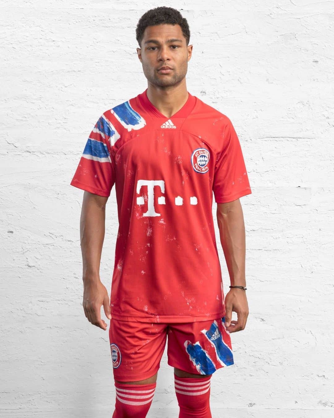 セルジュ・ニャブリのインスタグラム：「@pharrell x @fcbayern collab coming through!   Disclaimer: image taken months ago 😇」
