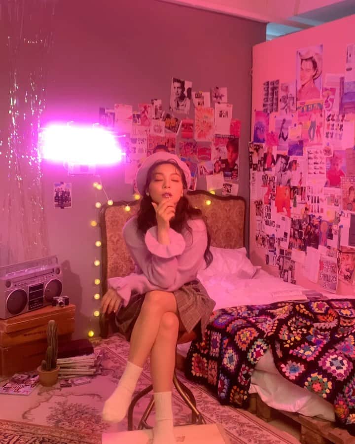 エイリーのインスタグラム：「I AM: connected  넘나 기대되는 콘서트 포스터들!!!  Super excited for the concert posters!!」