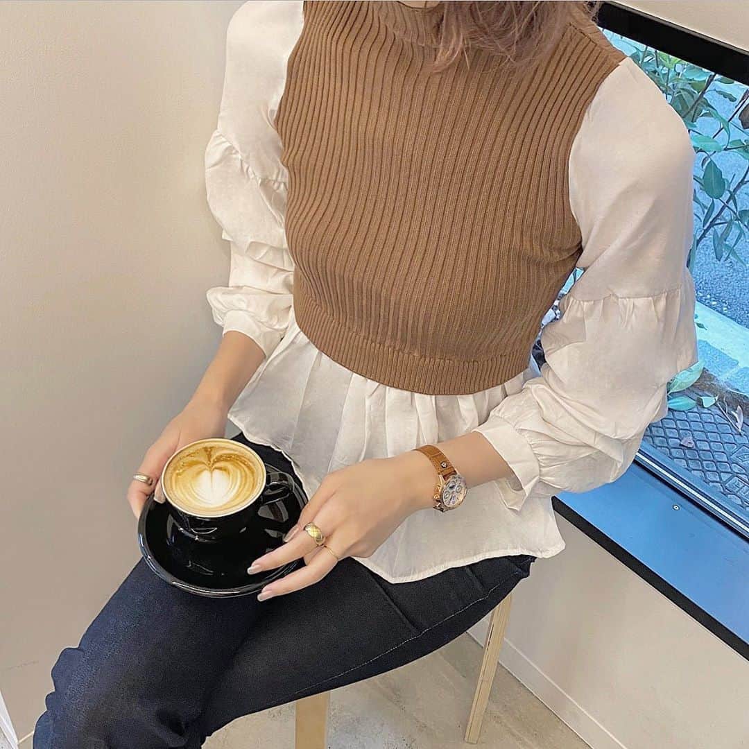 たんりいのインスタグラム：「. . cafe codenate 〜 ☕️。 . @fifth_store の #ボリュームスリーブドッキングニット ♡ . キャンペーンもやってたので 2点買ったら50%off でお得にゲットできるよ🤭✨ . .  #fifth #fifthtl #フィフス #カジュアル #ニット #高身長コーデ #ニットコーデ #コーディネート #ファッション #fashion #ootd #coordinate #outfit #秋コーデ #ニットコーデ #ニット」