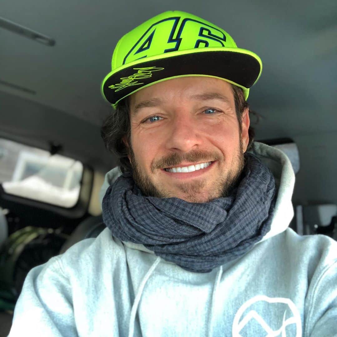 イアン・ボーエンのインスタグラム：「Wears a Neon hat which screams “LOOK AT ME!!!” * @diamondcrossranch hoodie * @luke_wyoming」
