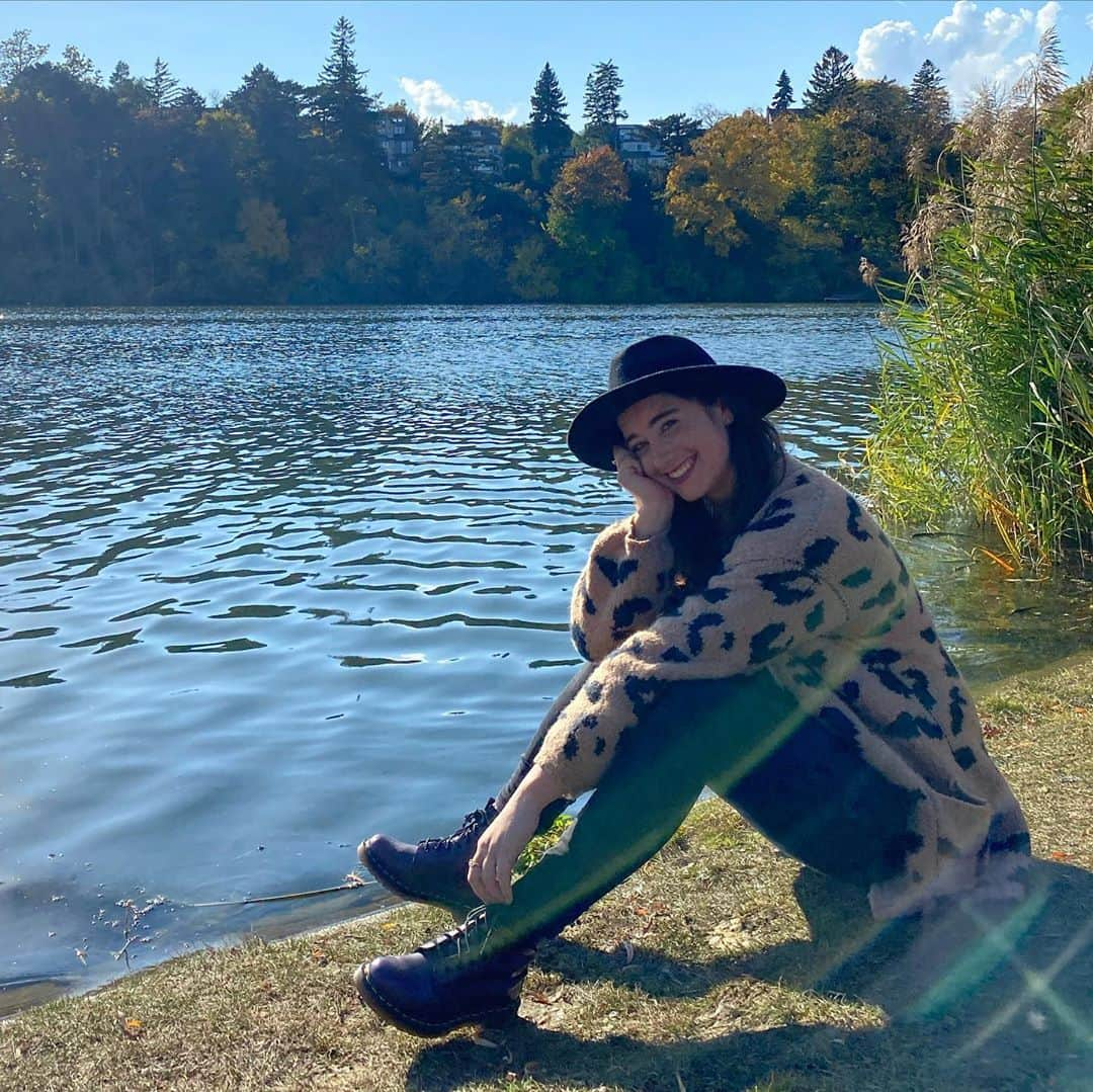 ケイトリン・オズモンドのインスタグラム：「Always need to embrace beautiful fall days! #cansomeonebemytree  • • • #falldays #leaves #nature #vitamind #wellnessdays #selflove #treehugger」