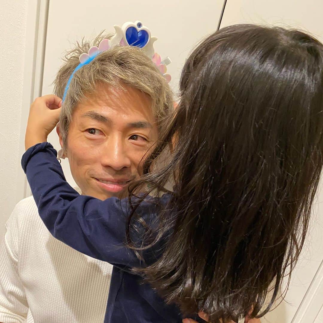 田村淳のインスタグラム：「娘がパパにもプリキュアフォンテーヌの気持ちになって欲しいとティアラとイヤリングを強引に装着してきます。 でも少しプリキュアフォンテーヌの気持ちを理解できたような気がしましたw  あなたの時代の女の子アニメなんですか？僕の時代はクリィーミーマミとか花の子ルンルンとかミンキーモモとかペルシャでしたの。  #プリキュアフォンテーヌ #クリィーミーマミ  #ペルシャ #ミンキーモモ #花の子ルンルン」