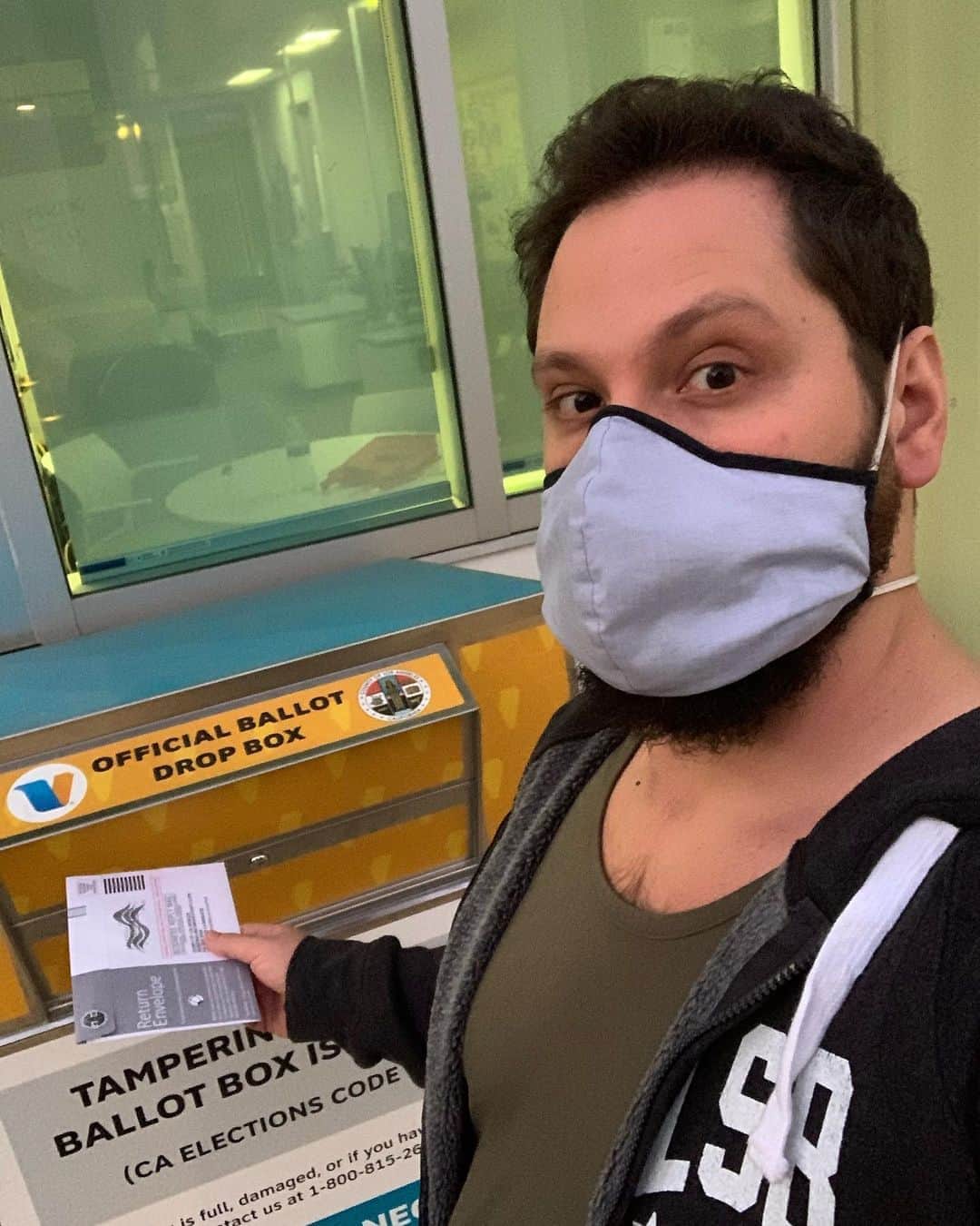 マット・マクゴリーのインスタグラム：「A vote and a prayer #PlsGoddessHelpUs」