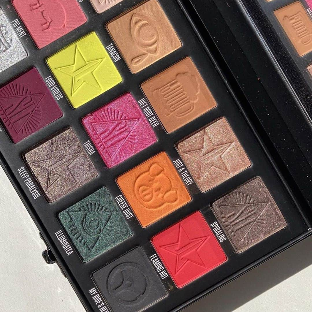 Jeffree Star Cosmeticsさんのインスタグラム写真 - (Jeffree Star CosmeticsInstagram)「@hausofbeautyyy showing off the #Conspiracy eyeshadow palette 🐷🖤 #jeffreestarcosmetics」10月24日 6時00分 - jeffreestarcosmetics