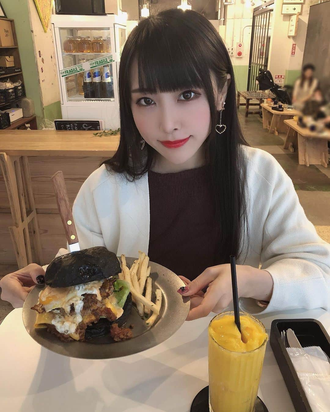 熊本美和さんのインスタグラム写真 - (熊本美和Instagram)「おはくま🐻 . . IBISでランチ🧸🍔🍴 映えるボリューミーなThe Black Burger🍔🖤🗡 竹炭の黒いバンズ！！！！！ パテの牛は100%、タコミートもはいってて最高においしかた🥰💓 美容、貧血予防、むくみ対策の効果があるマンゴーパインスムージーものんだよ♡ フリーギター🎸があったりスペースがとっても広かった！！！大勢で女子会してたり、子供連れの方がいて、いろんな人が来やすいカフェでした🥳 川崎駅からも近かったよ〜っ！！！ . . #おはよう #gm #goodmorning #おはくま #kawaii #makeup #beauty #黒髪 #japanesefood #asiangirls #asianbeauty #黒髪ロング #holiday #カフェ活 #カフェスタグラム #yummy #ibis川崎 #川崎カフェ #川崎ランチ #川崎グルメ #川崎IBIS #IBISkawasaki #IBIS #pr #トリドリベース #ハンバーガー #🍔 #スムージー #お洒落さんと繋がりたい #すきぴ」10月24日 6時29分 - miwa_babyb