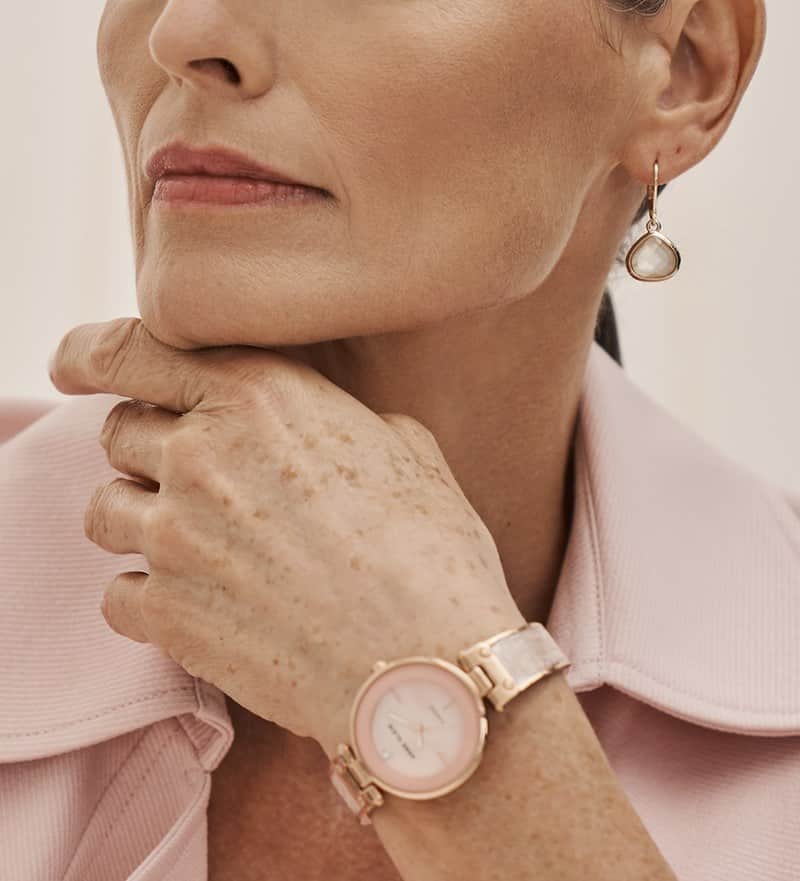 アンクラインさんのインスタグラム写真 - (アンクラインInstagram)「Styles that support 💖  Pair the Marbleized Resin Bracelet Watch and Abalone Stone Gold-Tone Earrings to complete your #AKxPink look.」10月24日 6時33分 - annekleinofficial