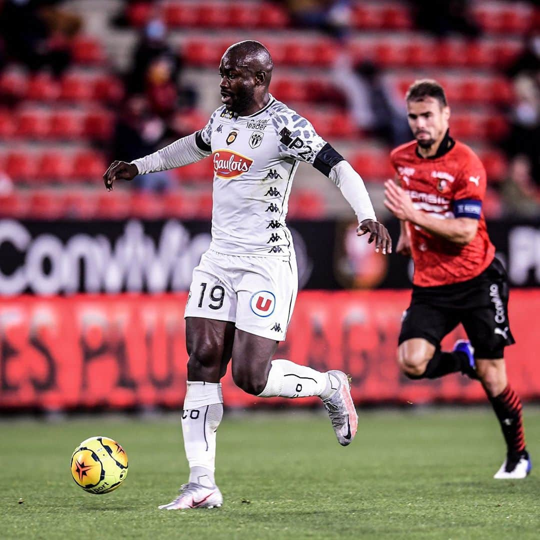 リーグ・アンさんのインスタグラム写真 - (リーグ・アンInstagram)「@angers_sco fait chuter le @staderennaisfc pour la première fois de la saison (1-2) !  #Angers hand #StadeRennais their first loss of the season!  #Ligue1UberEats #SRFCSCO」10月24日 6時35分 - ligue1ubereats