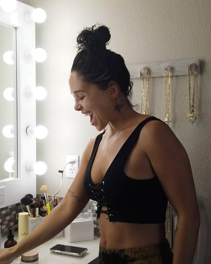 Tianna Gregoryのインスタグラム：「Morning skin routine with some @BangEnergy to wake me up 😋 Use code TIANNA25 to get a discount at bangenergy.com  Follow the inventor @BangEnergy.CEO #BangEnergy #EnergyDrink」