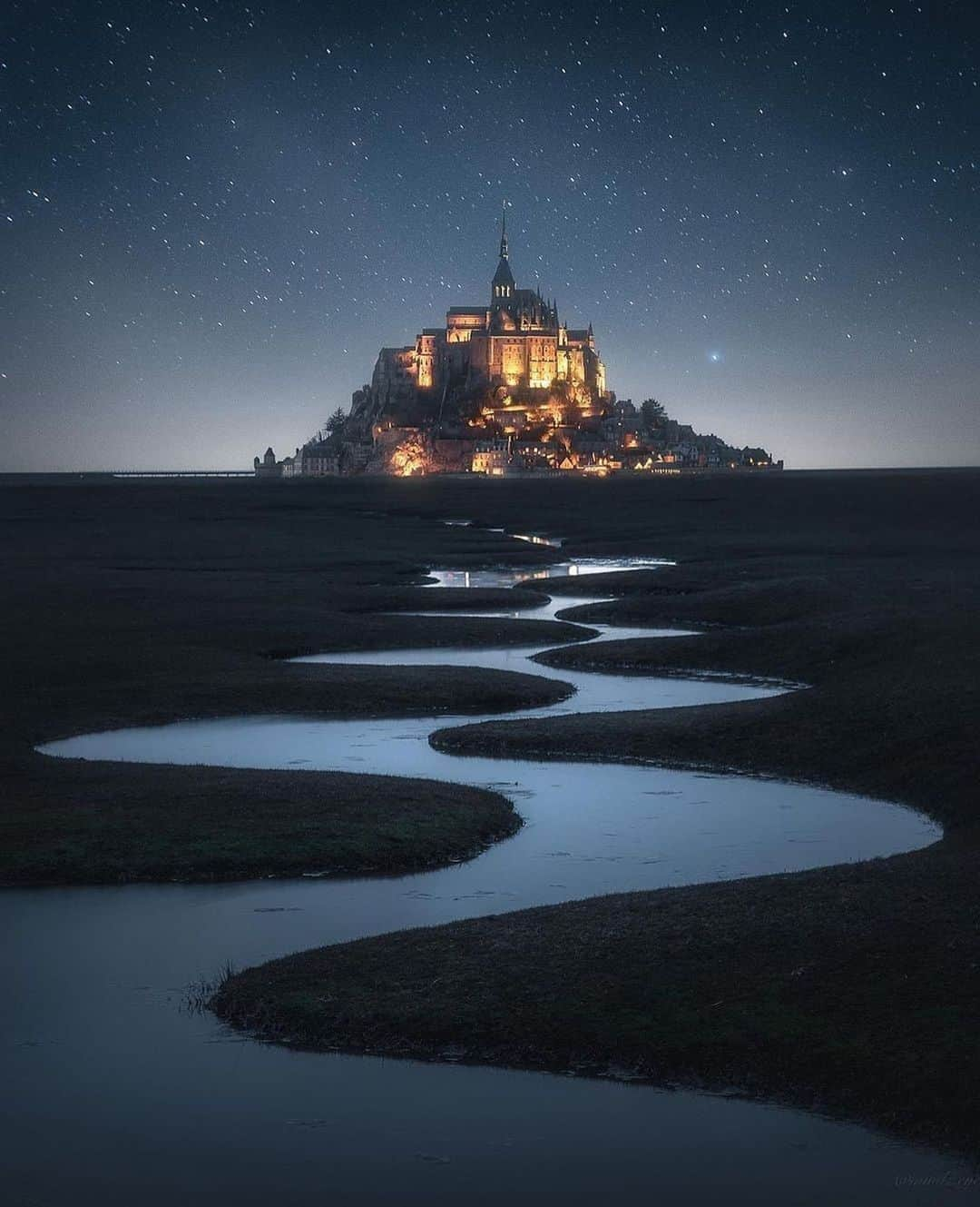 Canon Photographyさんのインスタグラム写真 - (Canon PhotographyInstagram)「Mont Saint-Michel at night ✨ Photography // @mindz.eye Curated by @steffeneisenacher  #montsaintmichel #saintmichel #france #castlesofinstagram #nightphotography」10月24日 6時51分 - cpcollectives