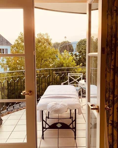 The Peninsula Hotelsさんのインスタグラム写真 - (The Peninsula HotelsInstagram)「At @thepeninsulabh, we can bring the luxurious massage to you. We like to think of it as the ultimate in relaxation. 📷 powerfulpaula.⁣ ⁣ ⁣ ⁣ ⁣ #peninsulahotels #luxuryhotelexperience #fivestarservice #peninsulabeverlyhills #thepeninsulabeverlyhills #beverlyhills #hotelroom #hotelsuite」10月24日 6時52分 - peninsulahotels