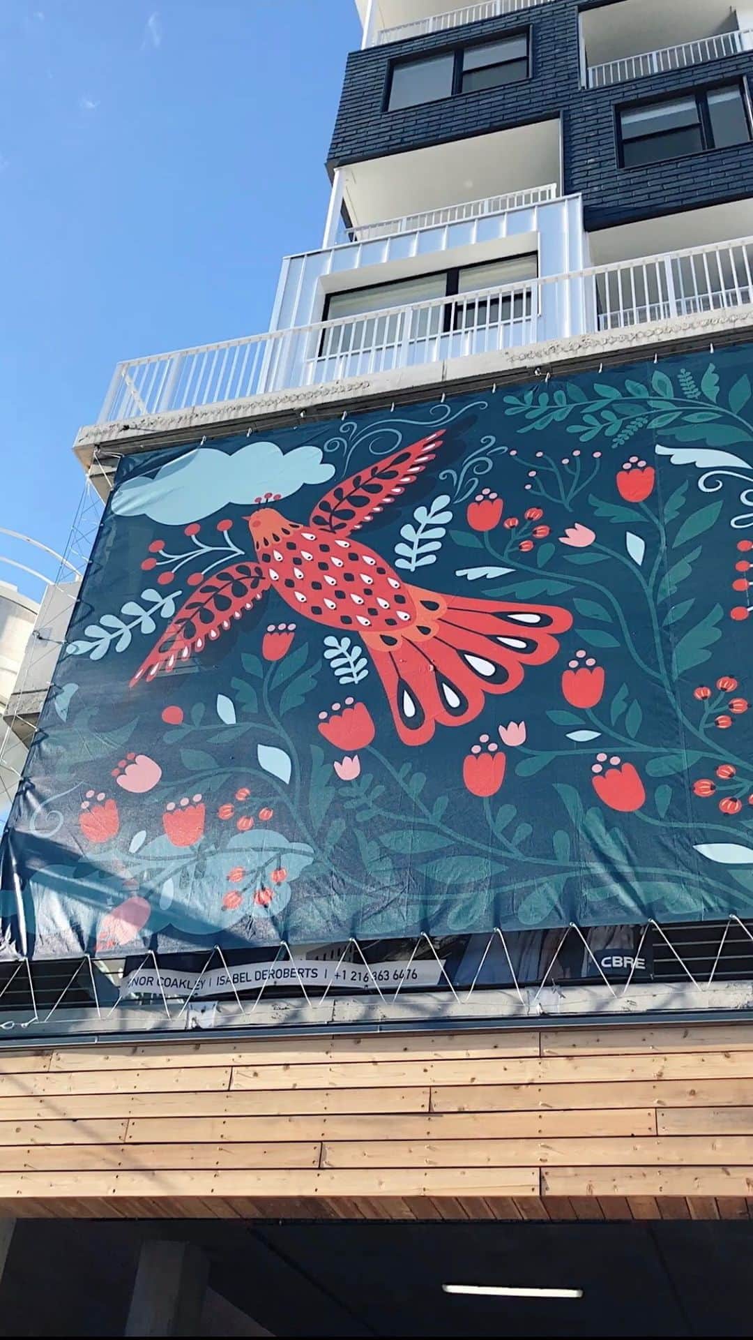 Dinara Mirtalipovaのインスタグラム：「I drove by Detroit Ave and noticed that the @livechurchandstate mural installation is complete 🌞 It was a sunny warm day, birds were singing and mermaids played their banjos. If you’re in the #clevelandohio area, take a look at this brand new apartment complex )) #mirdinaraxchurchstate」