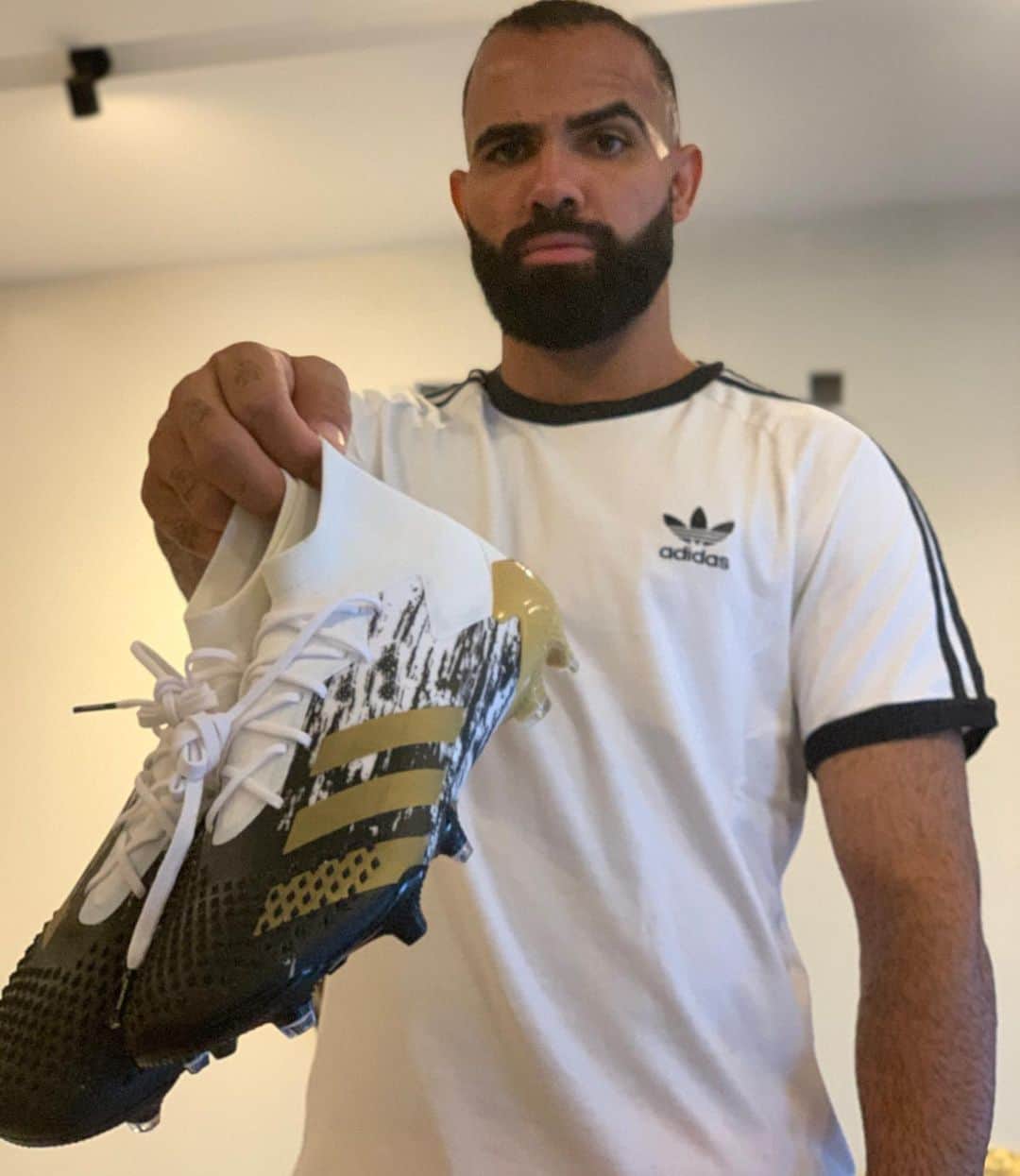 サンドロ・ラニエリ・ギマランイス・コルデイロのインスタグラム：「⚽️⚽️⚽️👊🏼👊🏼👊🏼 Pronto pro jogo ⚡ @adidasbrasil #readyforsport #PREDATOR」