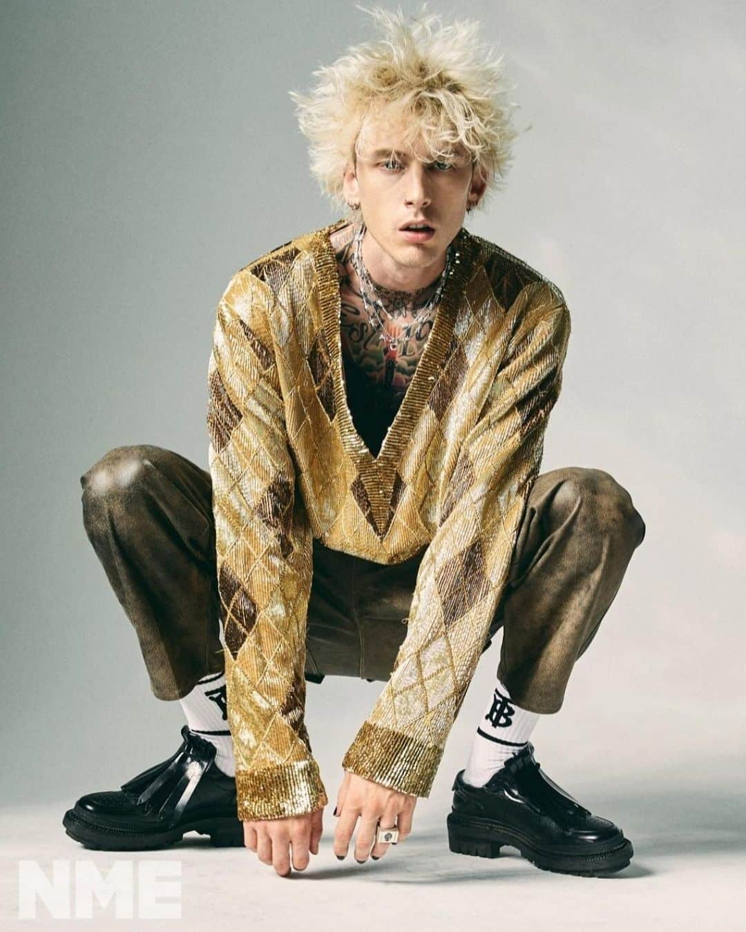 Young Gunnerさんのインスタグラム写真 - (Young GunnerInstagram)「⚡️🎸⚡️ shock n roll star ⚡️😈⚡️ @nmemagazine #TicketsToMyDownfall #️⃣1️⃣  📷: @jonathan.weiner」10月24日 6時57分 - machinegunkelly