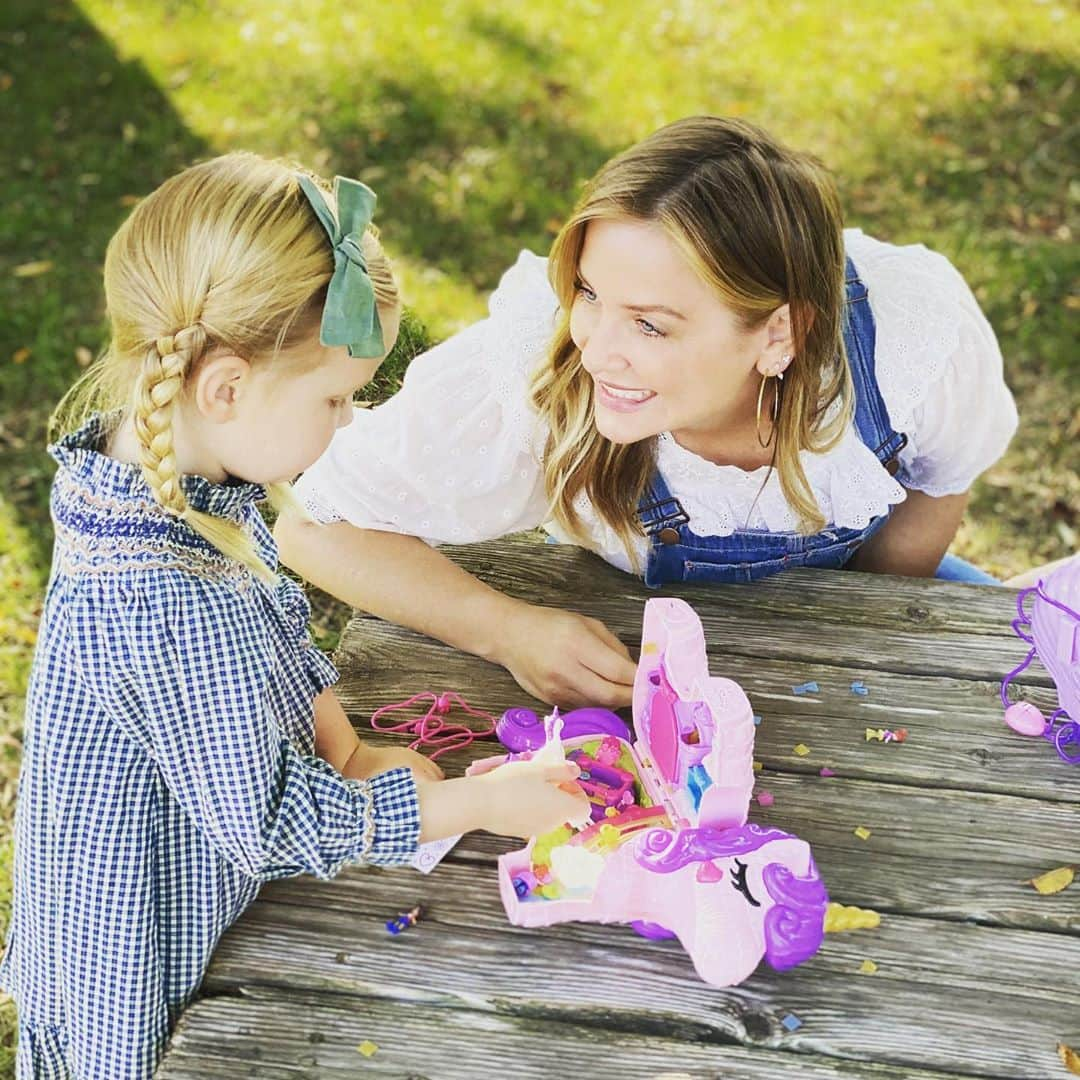 ジェシカ・キャプショーのインスタグラム：「Oh my, oh my...Get ready to be obsessed with Polly Pocket all over again!! Poppy, Josephine and I spent an entire afternoon exploring the endless tiny little worlds of Polly Pocket...and it was SO MUCH FUN. #ad From the compacts to the Unicorn Surprise play set to the Seashell Purse we were immersed in the stories we’d create and the conversations that we would imagine between the characters. Just like Polly says, “no dream is too big and no adventure is too small.” Also...word on the street is that Polly Pocket also has a show on Netflix for your viewing pleasure ☺ @Mattel #PollyPocket」