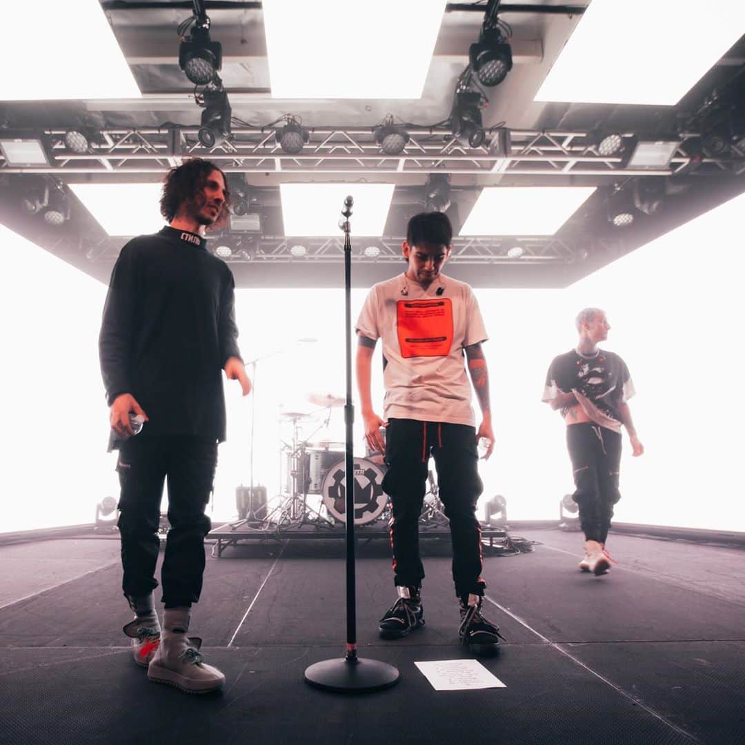 ブランドン・フーバーさんのインスタグラム写真 - (ブランドン・フーバーInstagram)「A lot of you were complaining that you missed our live stream performance last weekend. So we decided to put it up on the internet again for a very limited time! Click the link in my bio to experience the #BattleOfLosAngeles 🔥」10月24日 7時12分 - brandonhoover