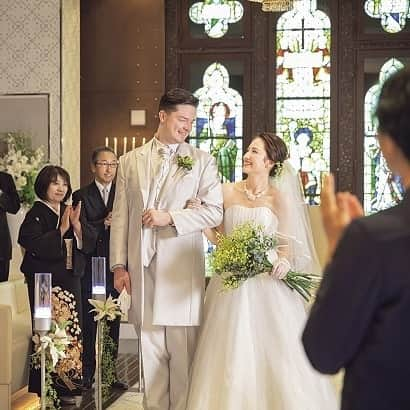 ホテルモントレエーデルホフ札幌ブライダルのインスタグラム：「◆  #新生活スタイル の結婚式⑤  大好評の2部制weddingのご紹介♡  この状況下で大勢集まるのは不安。 結婚式をあげるのを迷っているおふたり、 新しい形の結婚式を検討中のおふたりには、 『2部制wedding』がオススメ！ 第1部は親族と挙式&会食♬ 第2部は友人とParty！  同日でも別日でも可能★ くふう婚で素敵なweddingを、 ご提案します！ 気になる方はお問い合わせください♡    #withコロナの結婚式   #withコロナ    #くふう婚    #montereywedding    #結婚式決行    #結婚式準備    #結婚式延期検討」