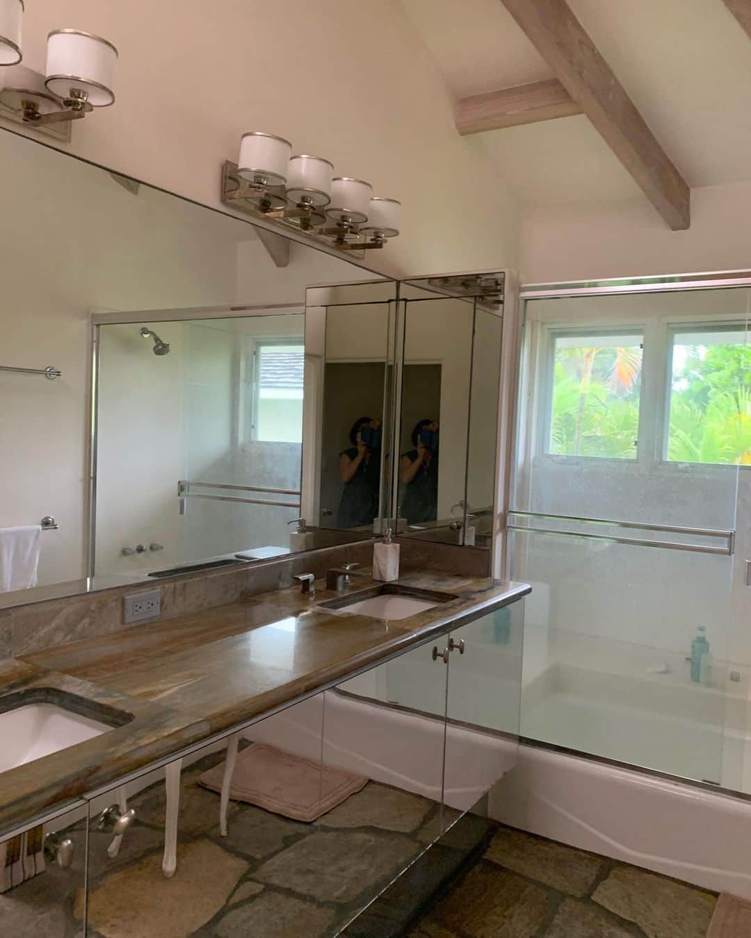 Reiko Lewisさんのインスタグラム写真 - (Reiko LewisInstagram)「Kahala Tennis Guest House New project... It is a big property in the middle of the high-end area in Honolulu, and the property is composed of 3 residential buildings and tennis courts. The owner has a high quality of sense in aesthetics and we are helping her to organize her thoughts as a consultant. A guest room bathroom is the start of the project!  カハラテニスゲストハウス 新規プロジェクト…ホノルルの高級エリアの真ん中にある大きな物件で、3棟の住宅とテニスコートで構成されています。オーナーは美的感覚の質が高く、コンサルタントとして彼女の考えを整理するのをお手伝いしています。客室のバスルームがプロジェクトの始まりです！ #hawaiiinteriordesign #renovation #bathroomdesign #interiorconsultant」10月24日 7時11分 - ventus_design_hawaii