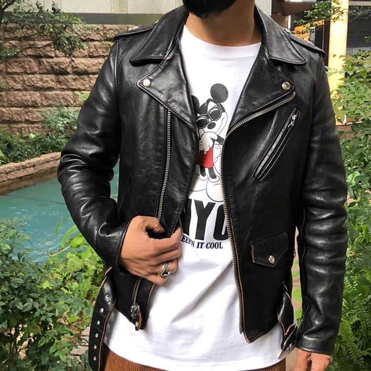 キャナルシティ博多のインスタグラム：「HOT STYLING from schott /ノースビル2F  キャナルで働く松岡さんが着こなす schottの最旬スタイリング。 ライダースが主役のメンズカジュアルコーデです。  →→『一生物のライダース。』 1913年ニューヨークにて創業した老舗ブランドschott。今もなおMADE IN USAを貫き、一着ずつ職人の手で作られている。ライダースに込められた熱いクラフトマンシップを感じて。  ジャケット　¥185,900 Tシャツ　¥8,250 パンツ　¥15,180  STAFF: 松岡　 →schottスタッフ。 インスタアカウントはこちら　@dai9.28  次回のHOT STYLINGもお楽しみに！これまでの配信は #hotstyling_canalcity でご覧ください🍂  #canalcity #キャナルシティ #キャナルシティ博多 #博多 #福岡 #天神 #schott #ショット #ライダース #ライダースジャケット #アウター #革 #革ジャン #一生物 #メンズ #メンズファッション #madeinusa #usa #craftsmanship #クラフトマンシップ #ライダーススタイル #ライダースコーデ #コーディネート #メンズコーデ #ファッション #ワンスター #レザージャケット #schottjapan  #ファッションの力を信じよう」
