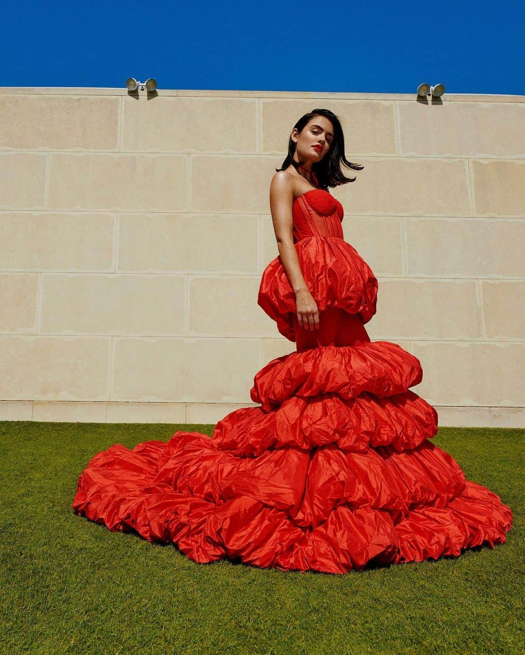 ルーシー・ヘイルさんのインスタグラム写真 - (ルーシー・ヘイルInstagram)「seeing red at the delightfully glamorous shoot for @sbjctjournal ♥️ thank you @erinwalshstyle / @christianhogstedt / @jennakristina / @claytonhawkins - such a wonderful day!」10月24日 7時22分 - lucyhale