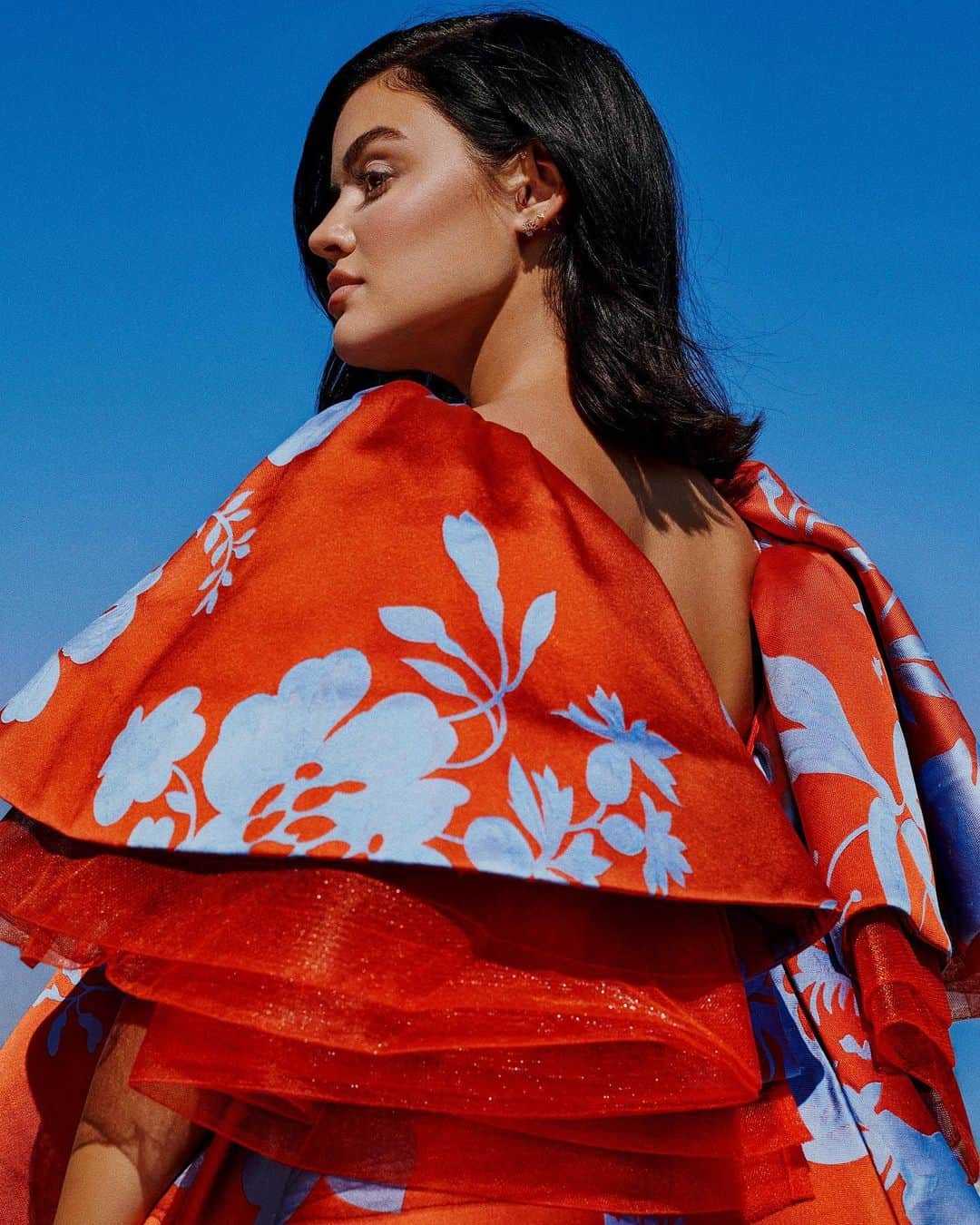 ルーシー・ヘイルのインスタグラム：「seeing red at the delightfully glamorous shoot for @sbjctjournal ♥️ thank you @erinwalshstyle / @christianhogstedt / @jennakristina / @claytonhawkins - such a wonderful day!」